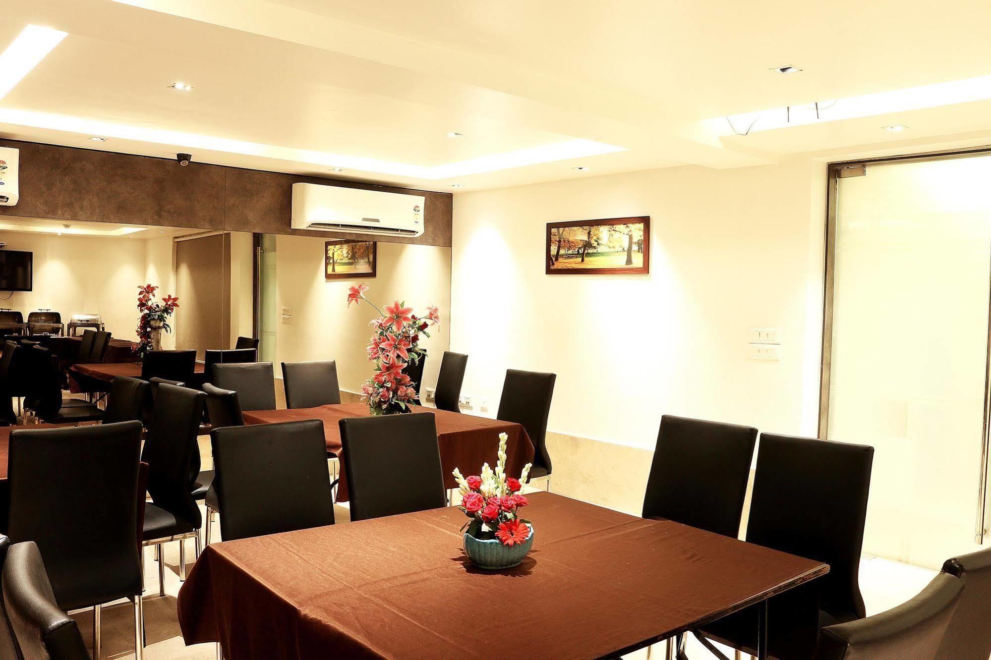 Hotel Aston International โกลกาตา ภายนอก รูปภาพ